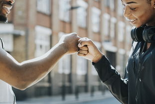 米兰电竞平台-英超比赛中裁判语调与非语言行为对球员情绪波动的影响,用语言或行为对裁判员的判决表示异议