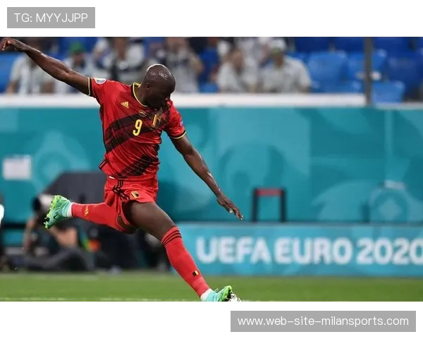 卢卡库的身体顶开对方之后抢射，比利时前场强势推进——力量与速度在禁区外的交响