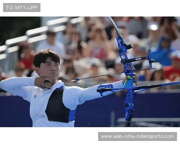 射箭选手发力过猛，箭险些穿透靶板